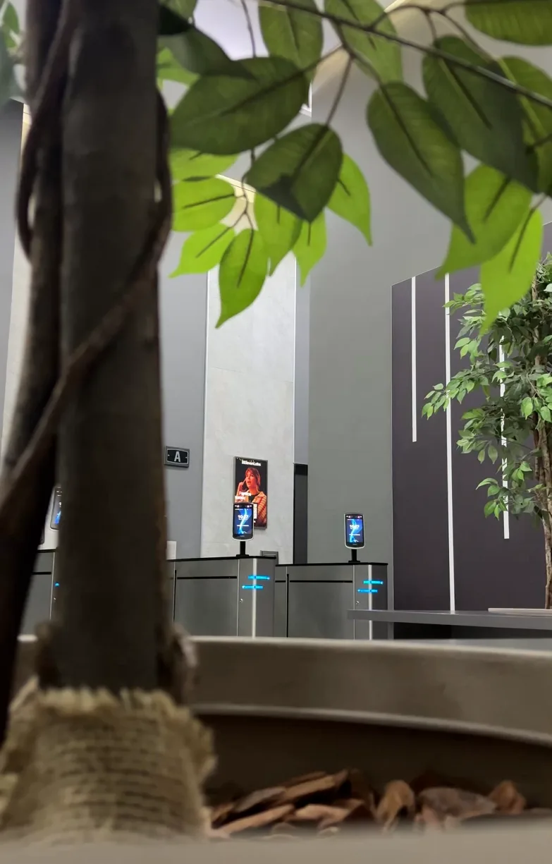 Hall com telas em área de convivência