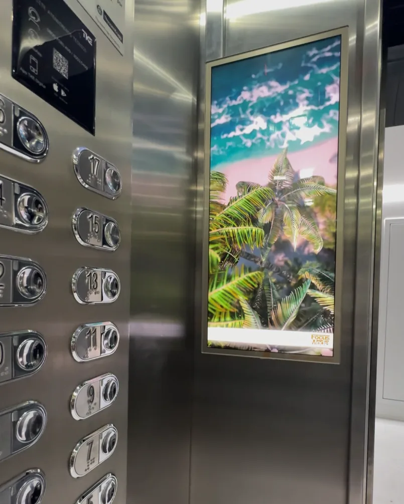 Tela vertical em cabine de elevador
