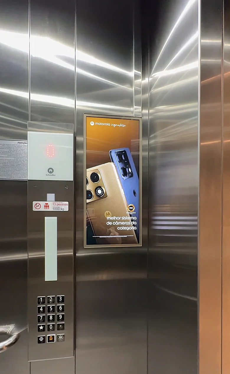 Anúncio de eletrônicos em elevador