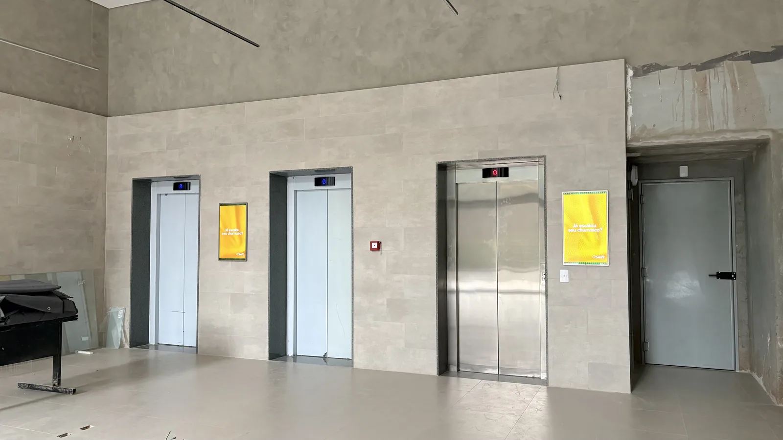 Hall de elevadores com telas duplas