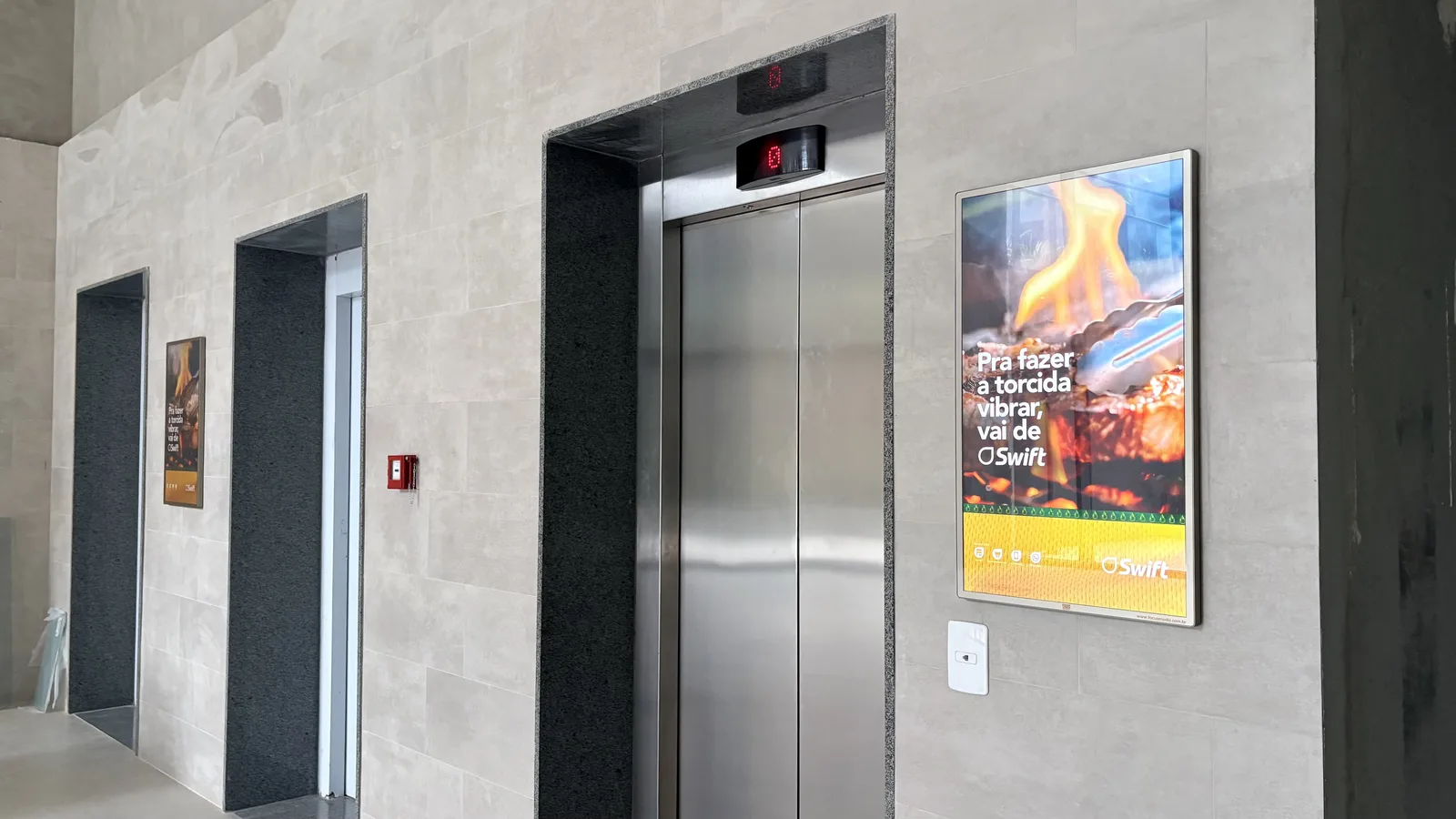 Hall de acesso com tela vertical
