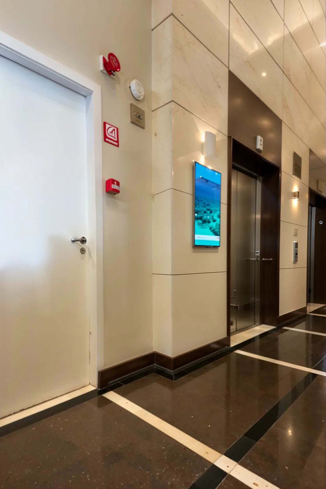 Antessala com tela em parede lateral